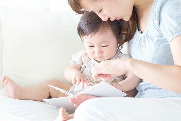 Dạy trẻ biết đọc sớm để kích thích sự phát triển của trí não